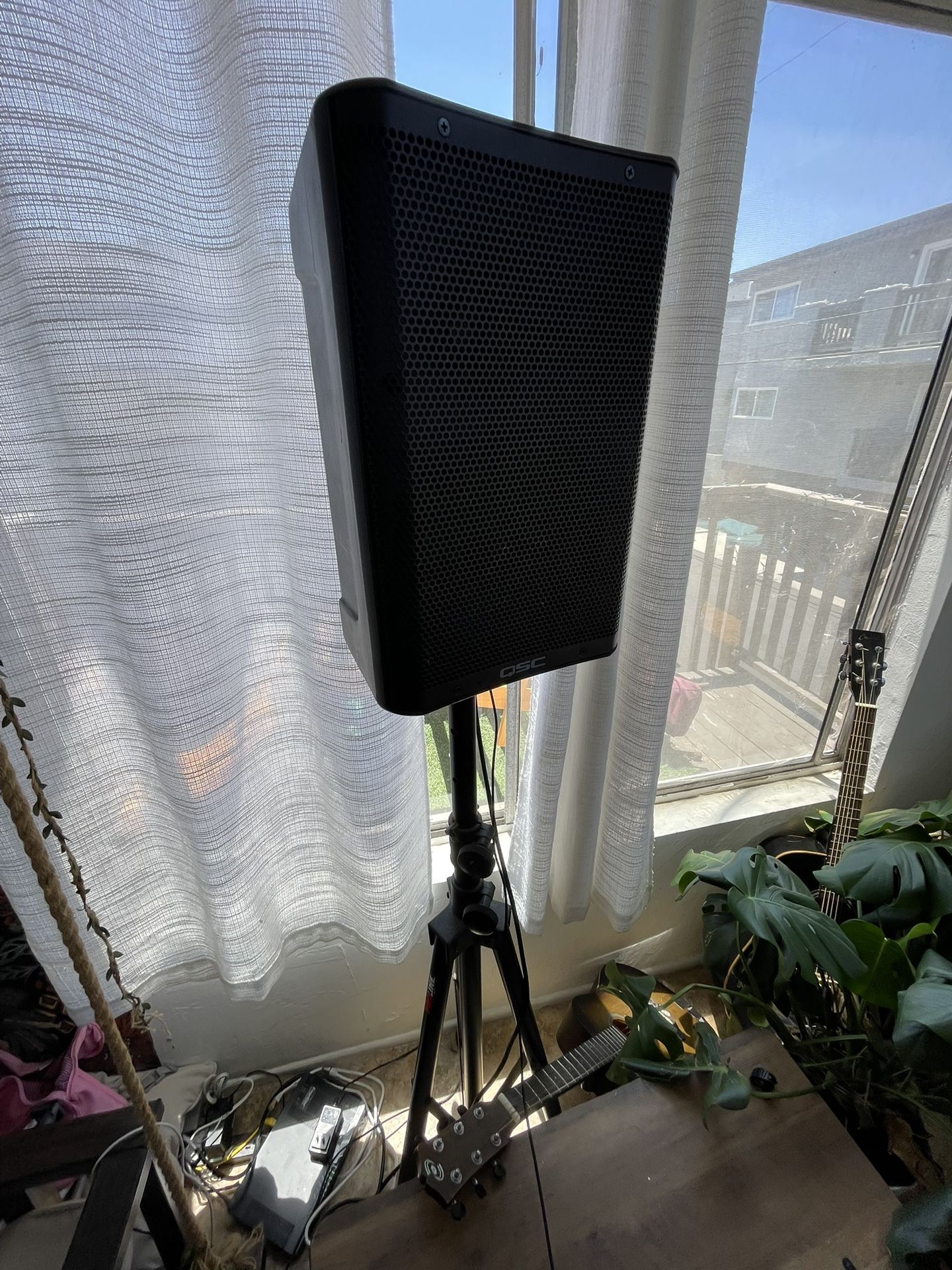 QSC CP8 1,000-watt 8-inch Powered Speaker + Proline Stand + Cables