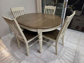 4 chair extendable table.