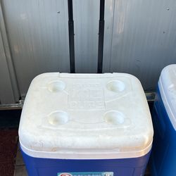 Igloo wheeled cooler