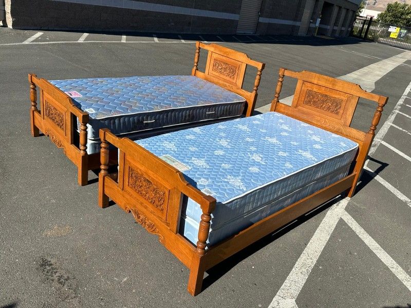 2 twin size beds with hand carved oak wood and mattresses/2 camas individuales con colchones
