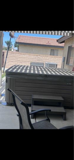 Outdoor Hot Tub with Cover and Steps