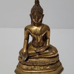 5" VINTAGE HEAVY CHINESE BRASS STATUE OF A SEATED BUDDHA FIGURE.
