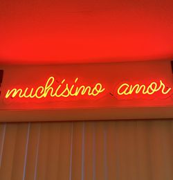 Neon “muchísimo amor” Sign