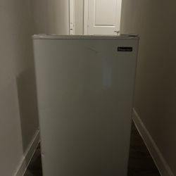 3.2 cu.ft Magic Chef Mini fridge 