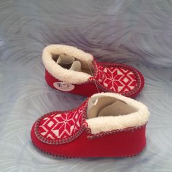 Warm Nordic slippers with a snowflake design for Christmas.