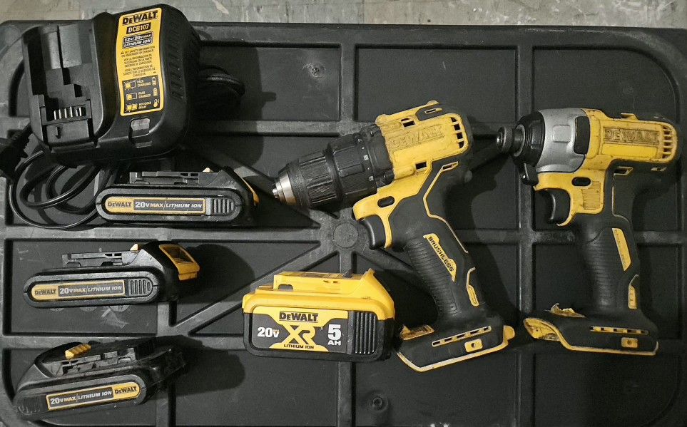 DEWALT IMPACT DRIVER SET ATOMIC STYLE WITH EXTRA BATTERIES