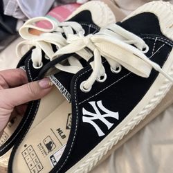 MLB Slip On Shoe - Women Size 8