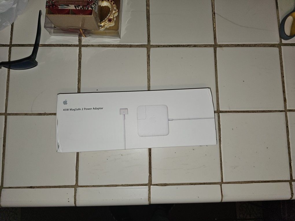 Apple MagSafe 2 85W Power Adapter (MD506LL/A) for MacBook Pro
4