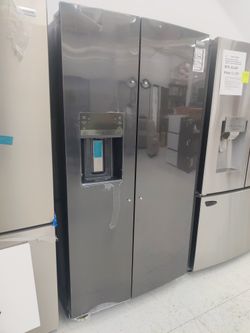 New Frigidaire
Gallery 36 in. 26 cu. ft. Standard Depth Side by Side Refrigerator in Smudge-Proof Bl
