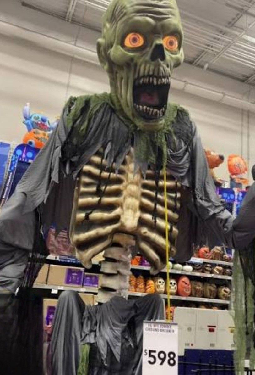 9 Foot Tall Animatronic Zombie Grave Digger