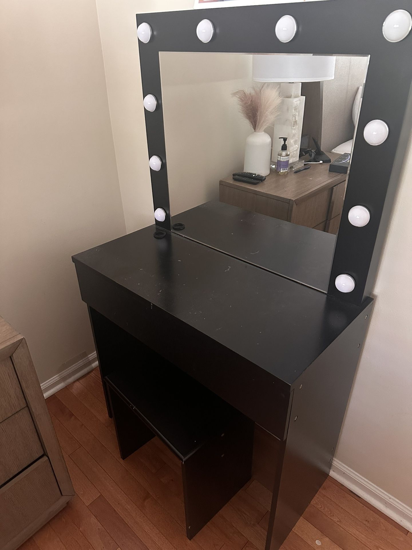 Make Up Table And Stool