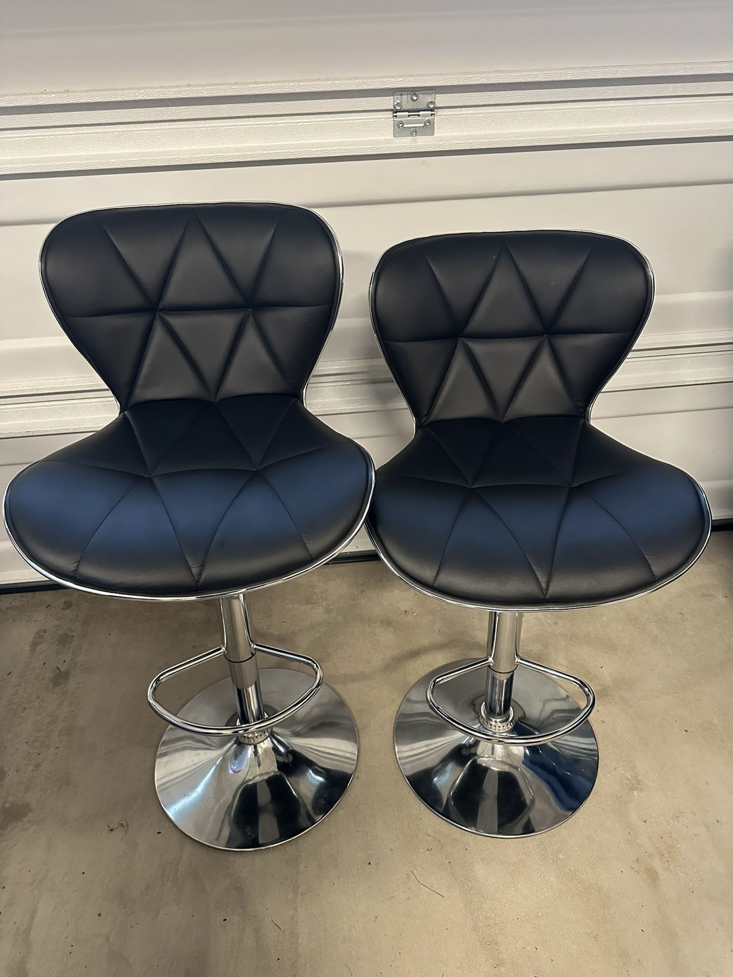 Well Maintained adjustable Bar Stools