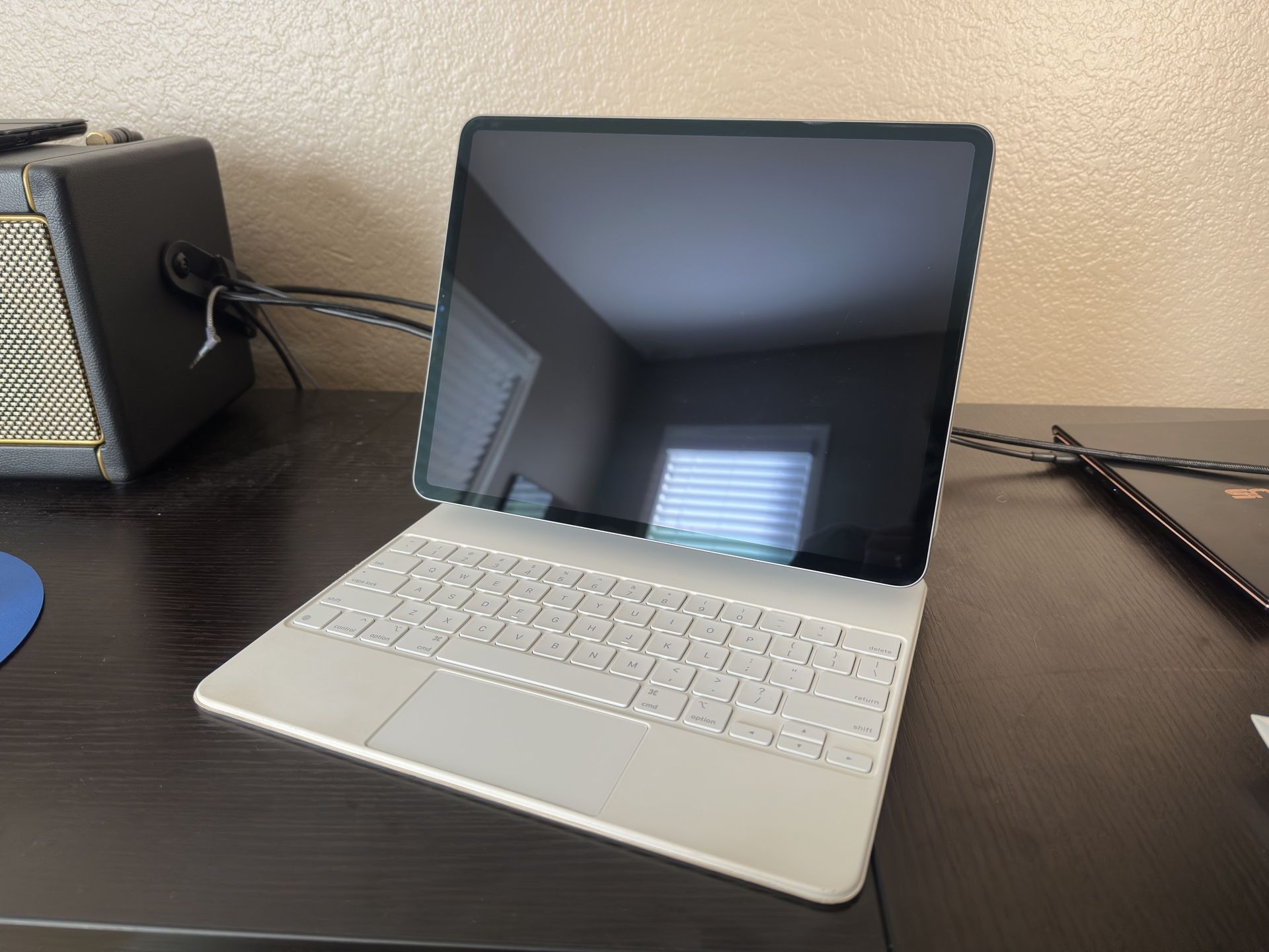 M1 iPad Pro 12.9 256gb With Magic Keyboard Case