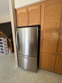 Large Capacity Bottom Freezer Refrigerator with Pull Freezer Door