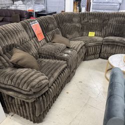 Recliner Sectional W Cup Holder And Console 