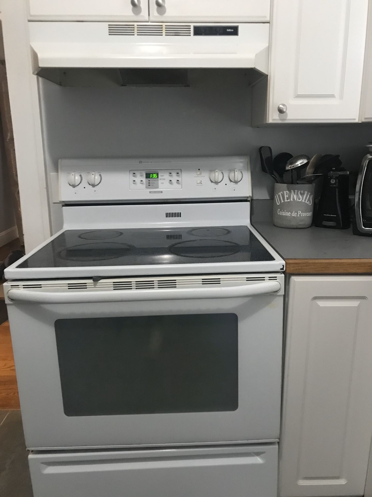 Maytag electric glasstop range / stove /oven