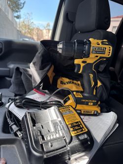Dewalt Atomic 20v Drill/Driver W/ Battery And Charger