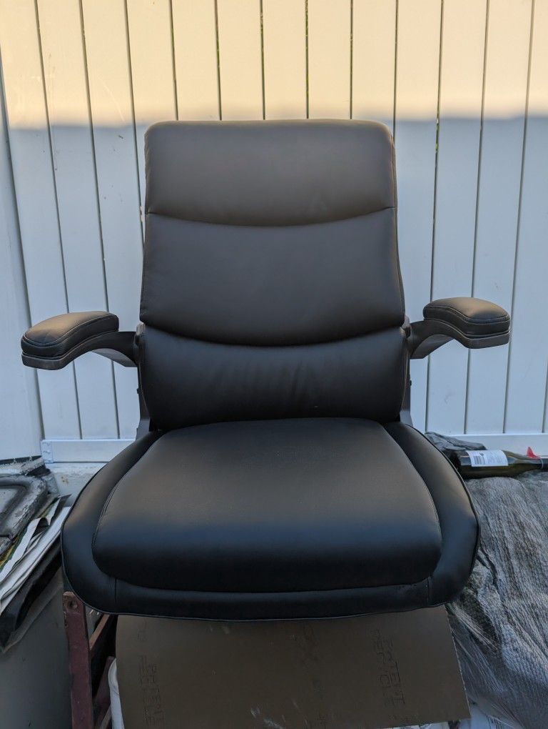 Lazy Boy All Leather Thaer Design For Gaming Or Anything Else You Want It Has No Leg Brand New