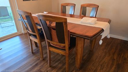 70" Dinning Room Table  with 6 Chairs and  18" leaf insert