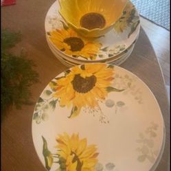 13 Sunflower Dinner Plates & 1 Bowl 