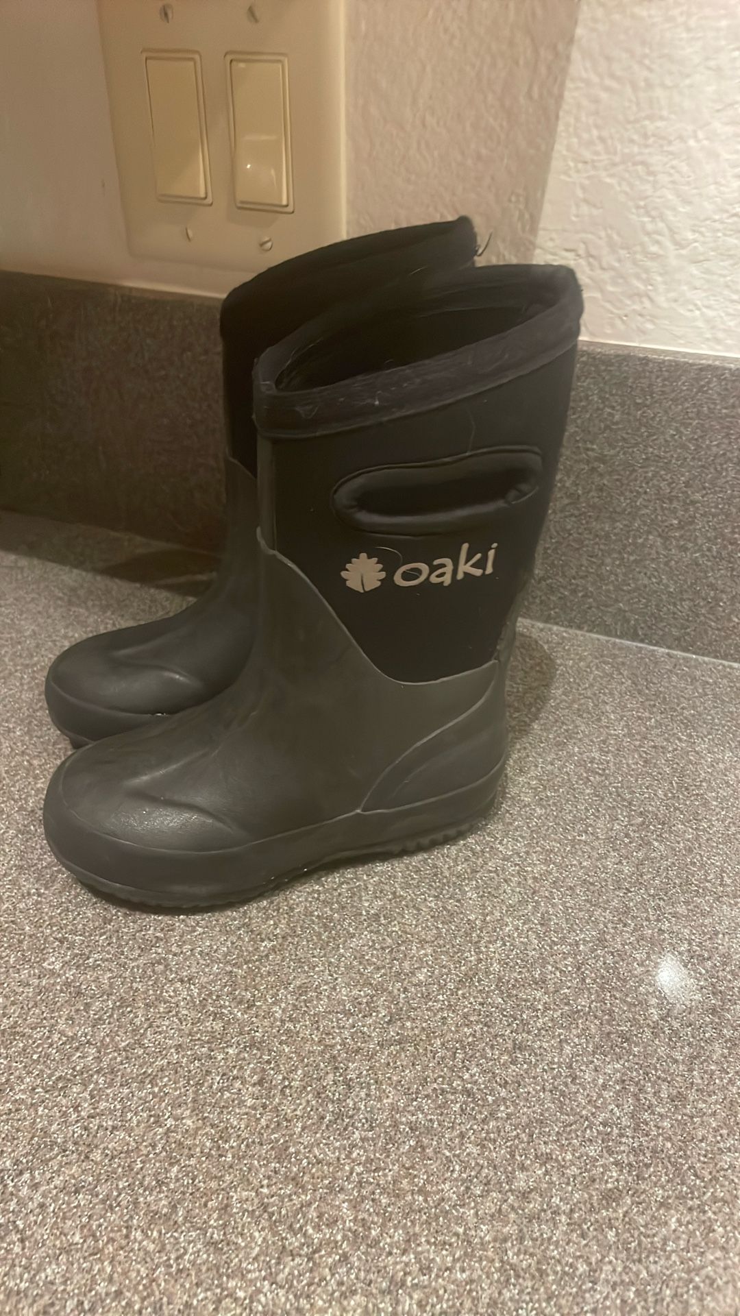 Oaki black rain, snow weather boots for kids size 8