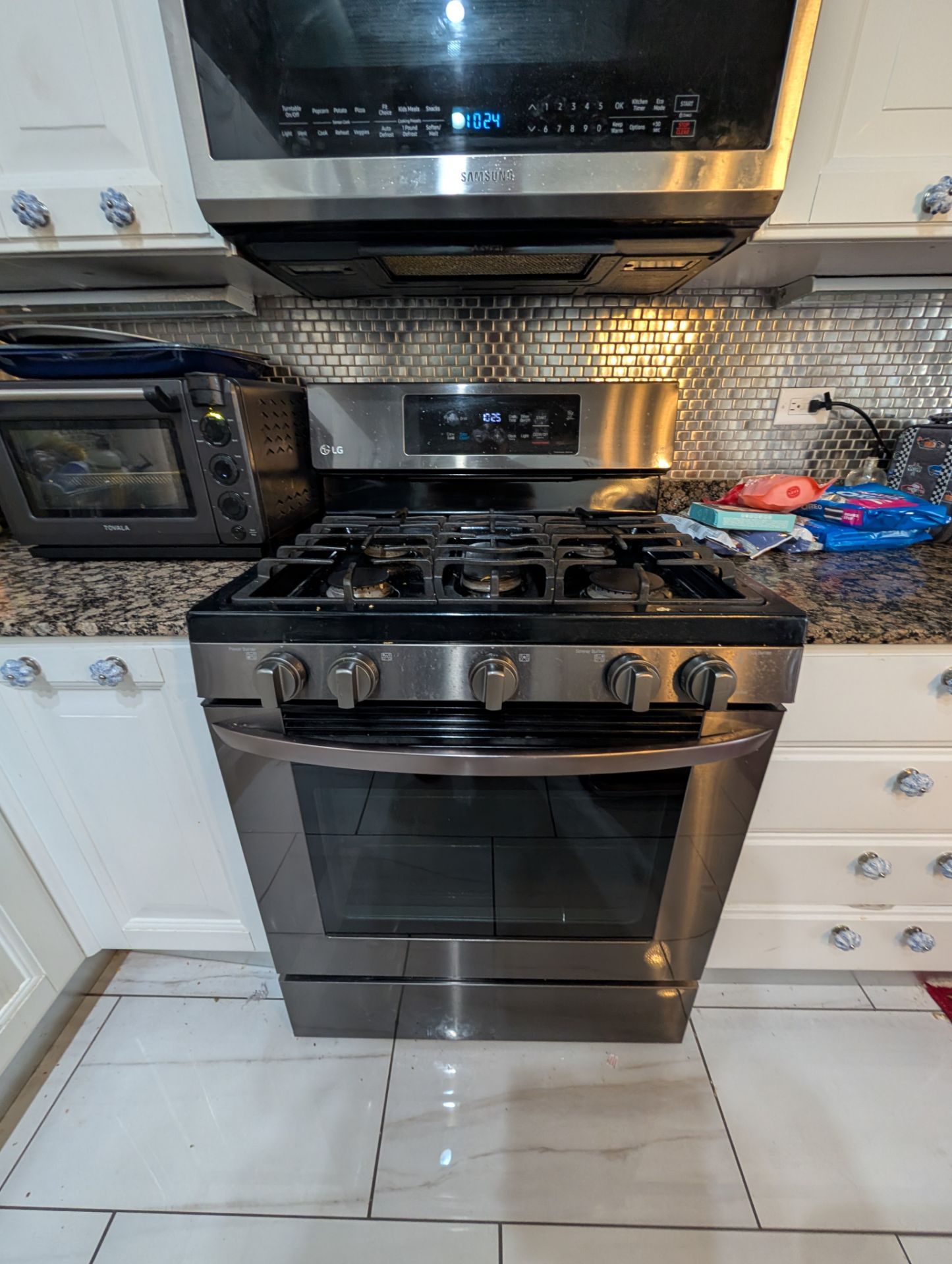 LG 30" Freestanding Single Oven Gas Range in Black Stainless Steel
