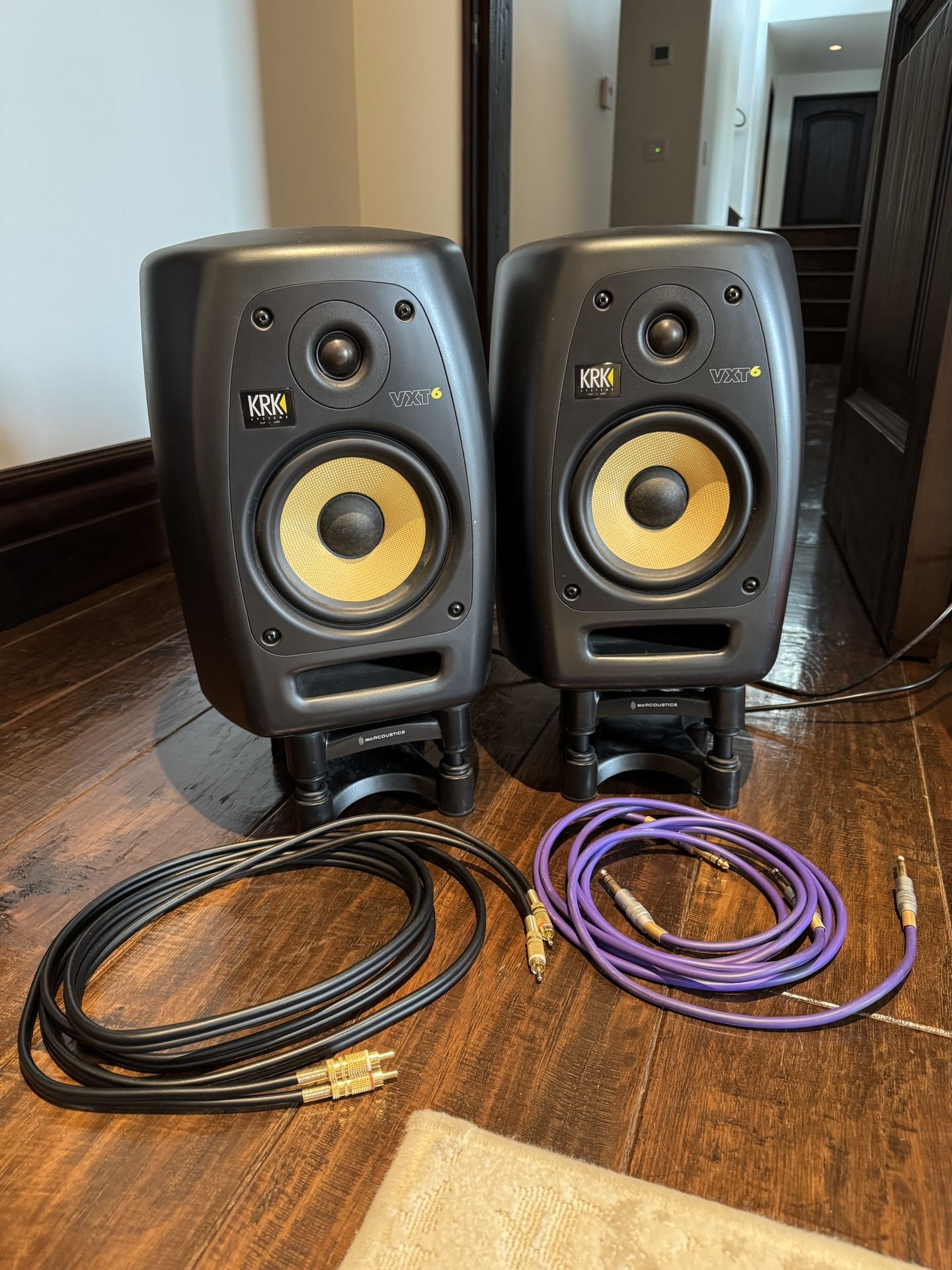 Rokit KRK VXT-6 Studio Monitors + Stands (Pair but 1 won’t Power On)