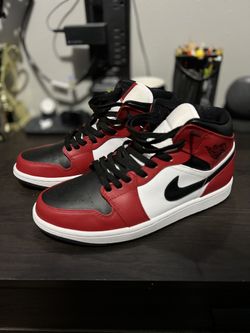 Jordan 1 Mid Chicago Black Toe