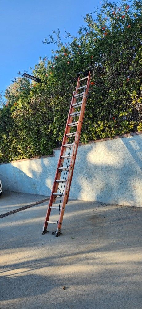 24 ft Louisville extention ladder 300lb rated 