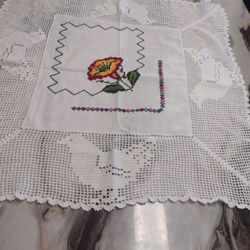 Servilleta De Punto De Cruz Echa A Mano Medidas 85 Cms.Cuadrados .  34 Pulgadas Cuadradas
