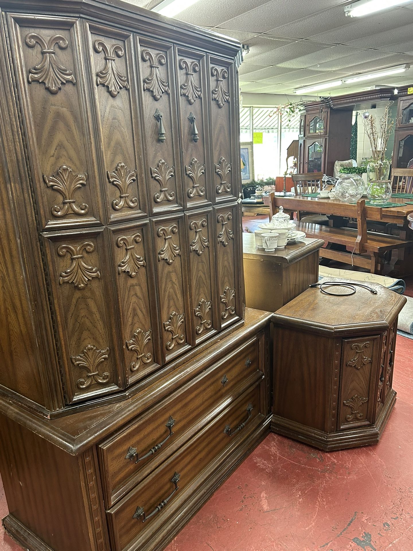 Elegant dresser set with mirror