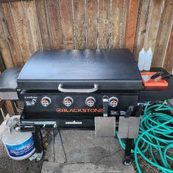 36in Blackstone Griddle W/attached Hood 4 burner With Tons Of Accessories 