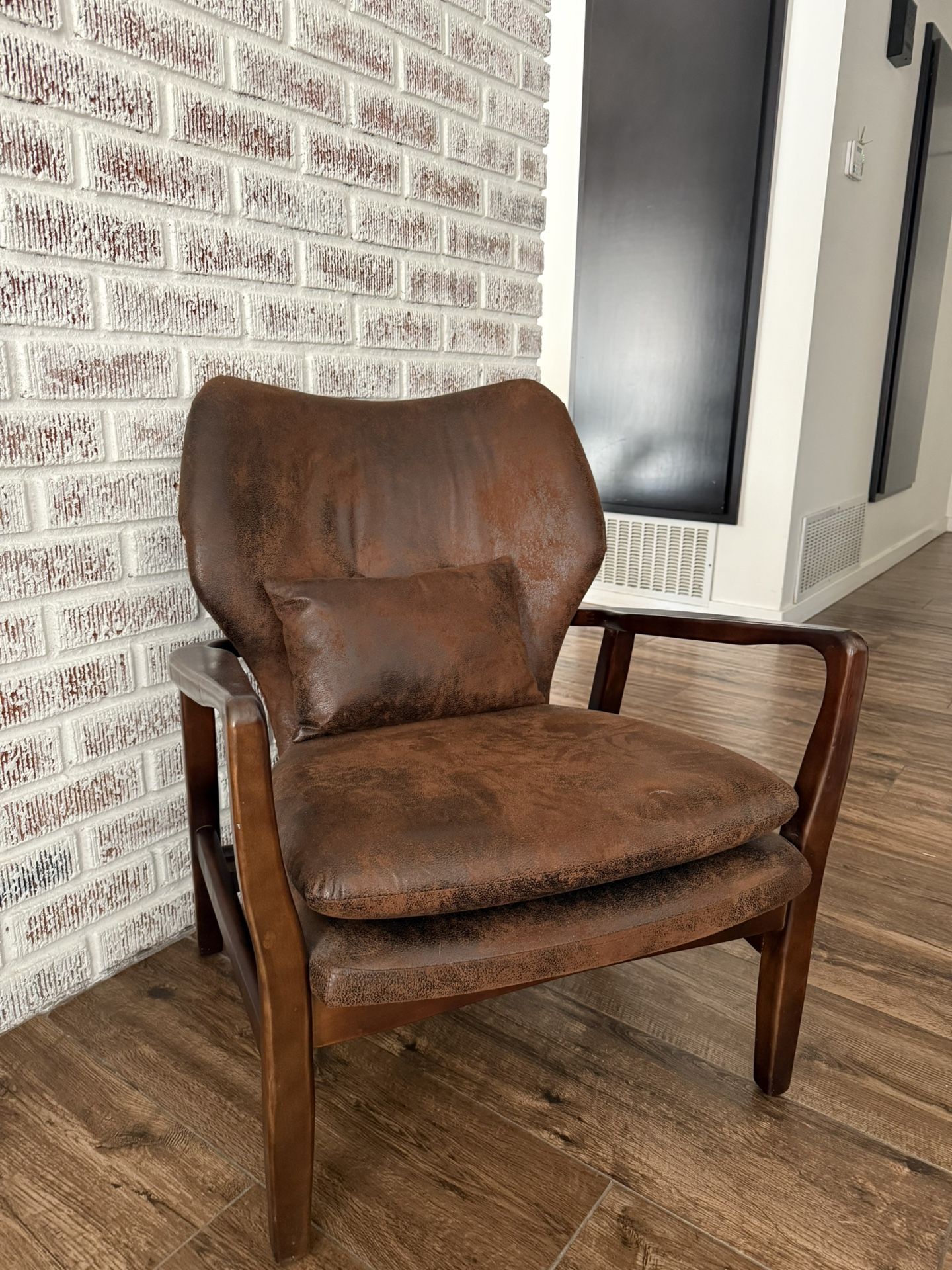 Brown Upholstered Lounge Chair β Bronzing Cloth Armchair