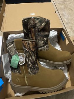 New size 5 youth Magellan boots
