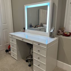 make up vanity with 9 drawers in great condition 