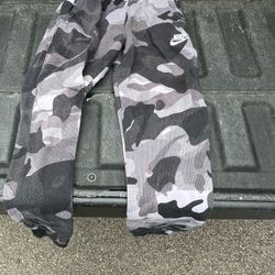 Nike  Boys Camo Print Fleece Jogger Pants Black & Gray Size Large 