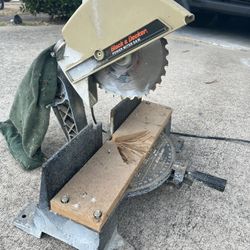 BLACK & DECKER POWER MITER SAW • LIKE NEW