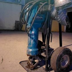 MAKITA BREAKER HAMMER KIT CORDED 