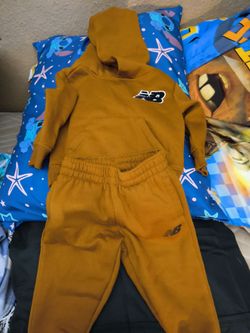 $8 EUC NEW BALANCE BABY'S SET SIZE 12 MONTHS