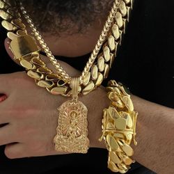 2 necklace 1 pendant and 1 bracelet plus free ring