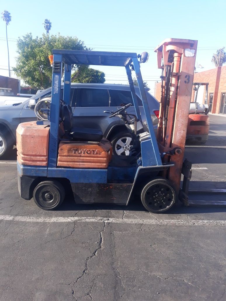 Forklift toyota 6000lbs 4y $3300