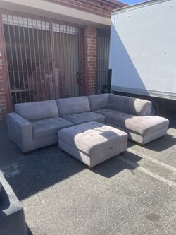 Thomasville Miles Fabric Sectional with Storage Ottoman