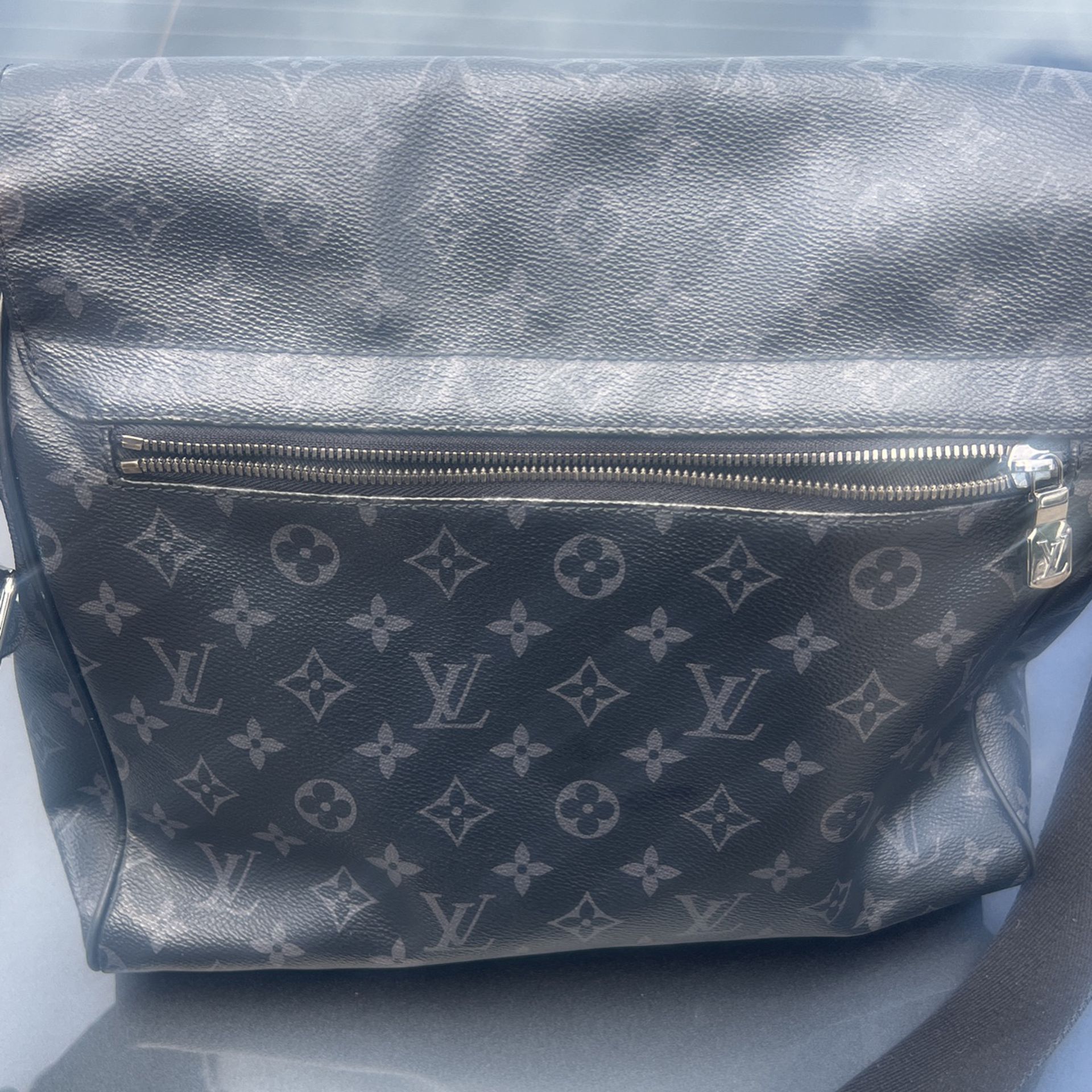 Authentic Louis Vuitton classic color crossbody bag, leather shoulder bag,  envelope bag. Sold at low price for Sale in Jackson, MI - OfferUp
