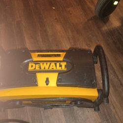 DeWalt Heavy Duty Workplace Radio And Battery Charger