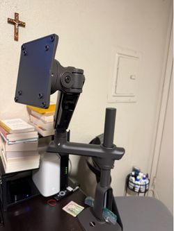 Ultrawide capable monitor arm