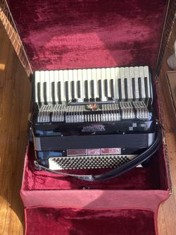 Mint Condtion Accordian Comes With Vintage Case From 40”s