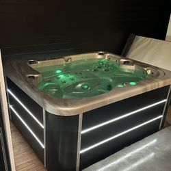 2025 Lovie HotTub Perfect Condition Like New