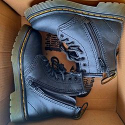 Dr. Martins Kids Size 6
