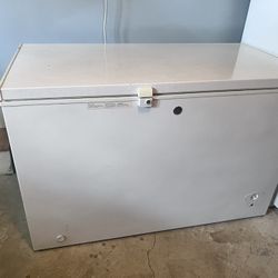 Working Perfectly GE Chest Freezer 10.6 Cubic Feet White