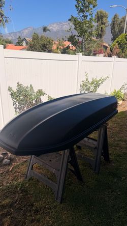 Yakima SkyBox 16 Carbonite — Excellent Condition 🚗✨